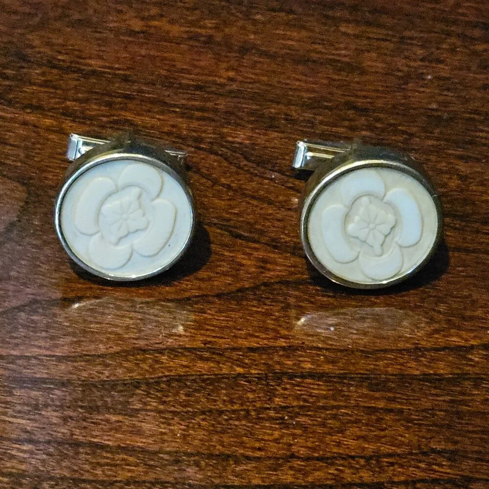 RARE STUNNING VINTAGE ESTATE GUMPS CARVED QUATREFOIL FLORAL 14K GOLD CUFFLINKS